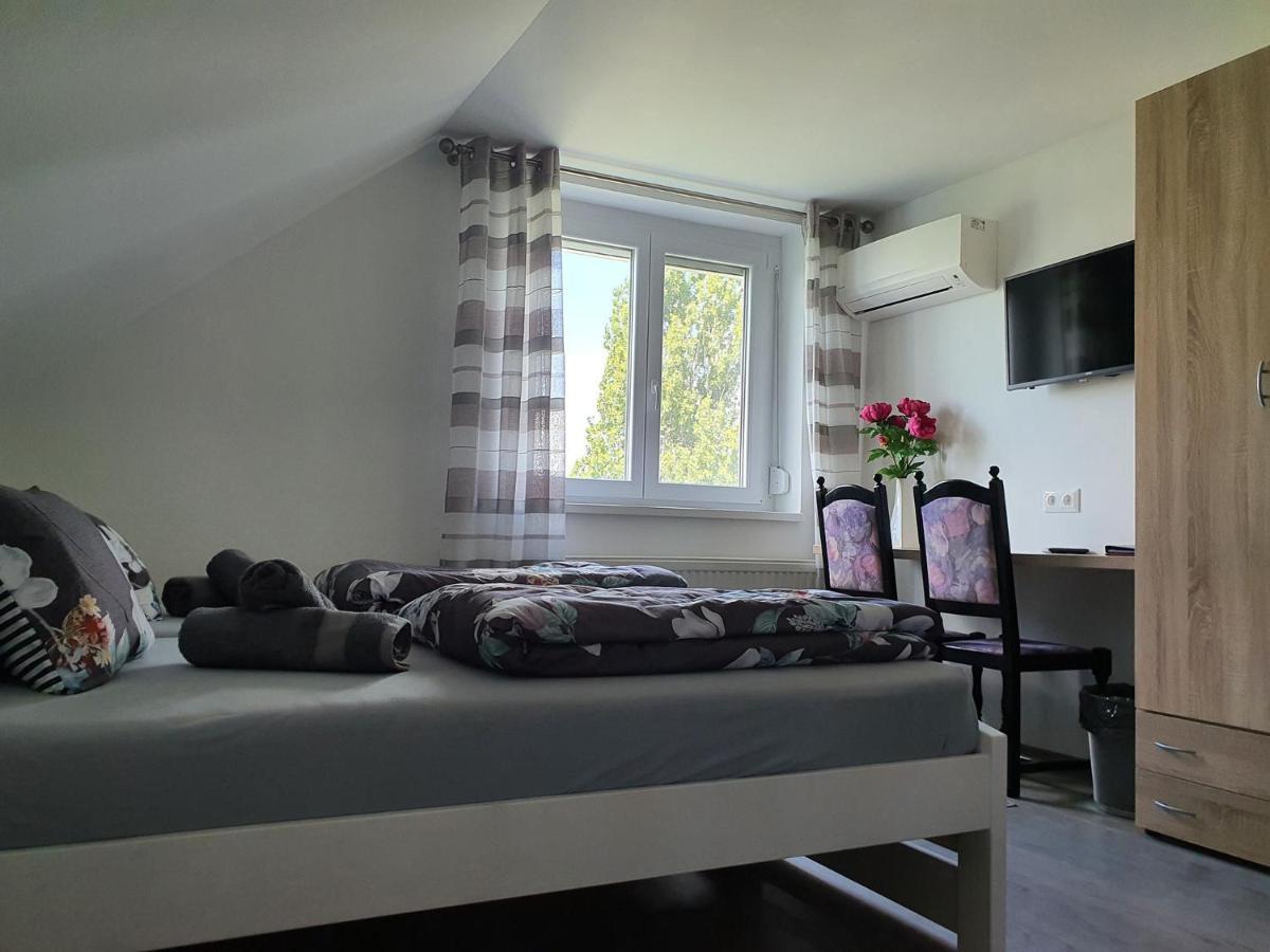 Bed and Breakfast Monostor Panzió Komárom Exterior foto